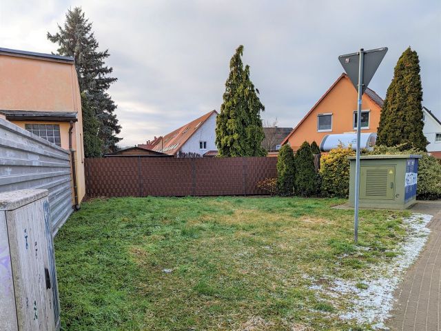 Blick auf Verkaufsfläche und Umgebung - Grünfläche zwischen Wohnbebauung in Glindow ca. 750 m vom ´Glindower See´ und ´Großer Plessower See´ entfernt