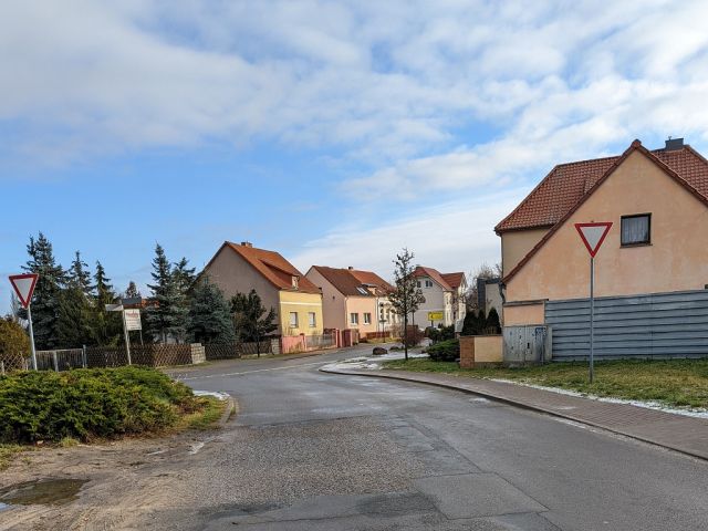 Straßenansicht - Verkaufsfläche rechts - Grünfläche zwischen Wohnbebauung in Glindow ca. 750 m vom ´Glindower See´ und ´Großer Plessower See´ entfernt