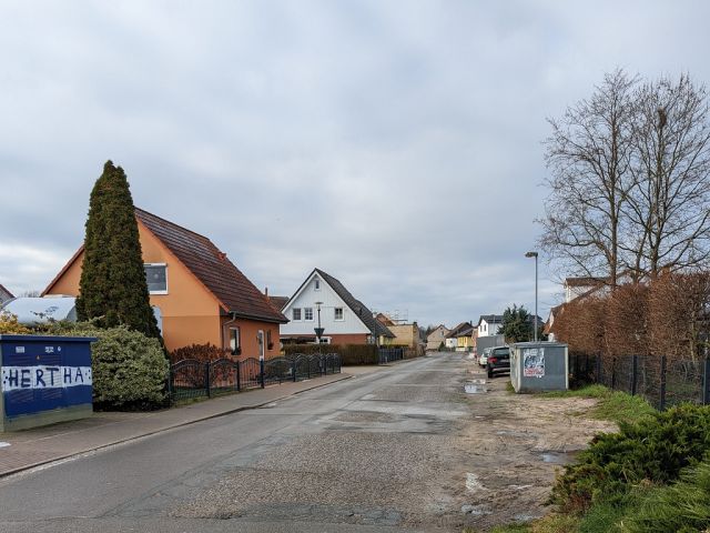 Straßenansicht - Verkaufsfläche links - Grünfläche zwischen Wohnbebauung in Glindow ca. 750 m vom ´Glindower See´ und ´Großer Plessower See´ entfernt