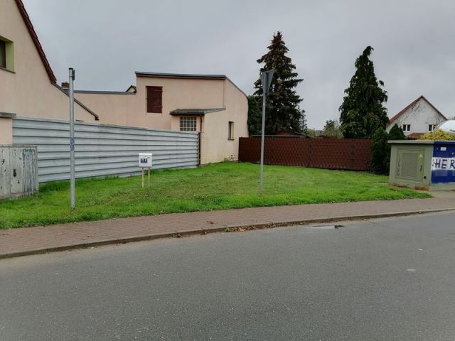 Blick auf Verkaufsfläche und Umgebung - Grünfläche zwischen Wohnbebauung in Glindow ca. 750 m vom ´Glindower See´ und ´Großer Plessower See´ entfernt