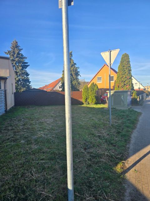 Blick auf Verkaufsfläche und Umgebung - Grünfläche zwischen Wohnbebauung in Glindow ca. 750 m vom ´Glindower See´ und ´Großer Plessower See´ entfernt