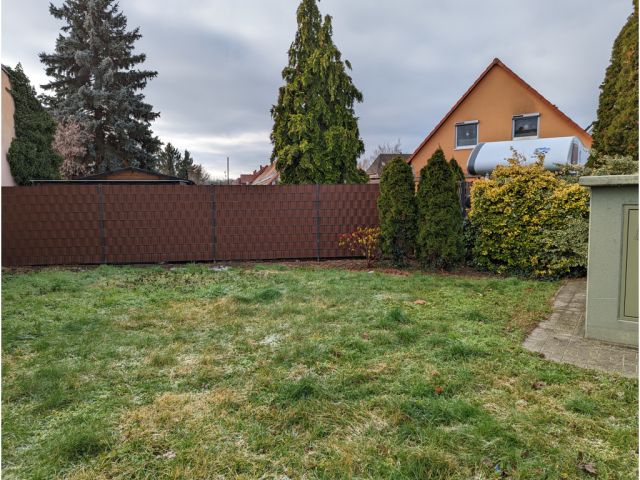Blick auf Verkaufsfläche und Umgebung - Grünfläche zwischen Wohnbebauung in Glindow ca. 750 m vom ´Glindower See´ und ´Großer Plessower See´ entfernt