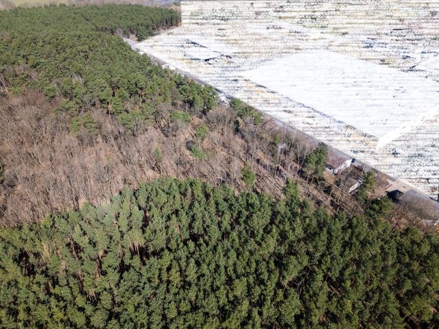 Blick auf den Verkaufsgegenstand mit Umgebung - Splitterflächen hinter Gewerbegebiet