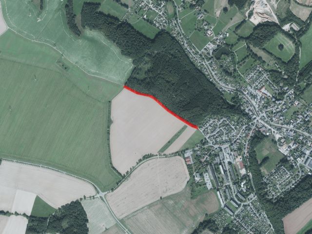 Umgebungsskizze - Schmaler Grundstücksstreifen am Waldrand - überwiegend Wegefläche