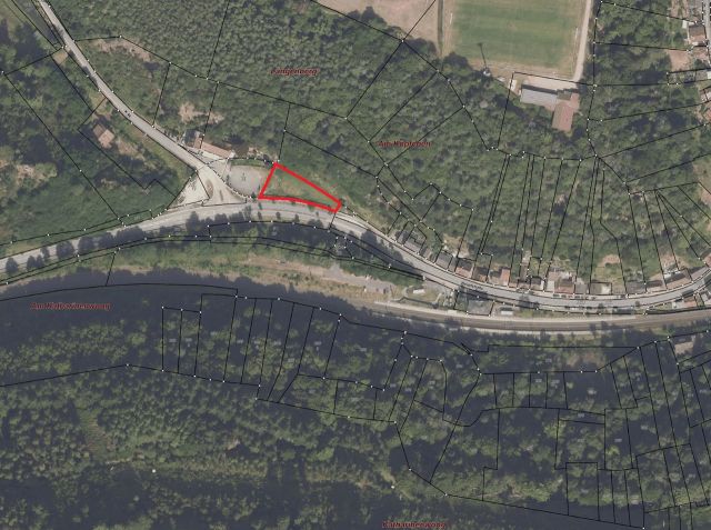 Lageskizze mit Umgebung und Luftbildunterlegung - Vertragsfreie Grünfläche neben dem Landgasthof Schlossberg **etwa 18 km vom Zentrum von Kaiserslautern entfernt**