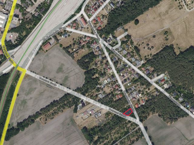 Lageskizze mit Luftbildunterlegung sowie Umgebung - Vertragsfreier Kiefernwald am südöstlichen Ortsausgang **laut Flächennutzungsplan Wohnbaufläche**