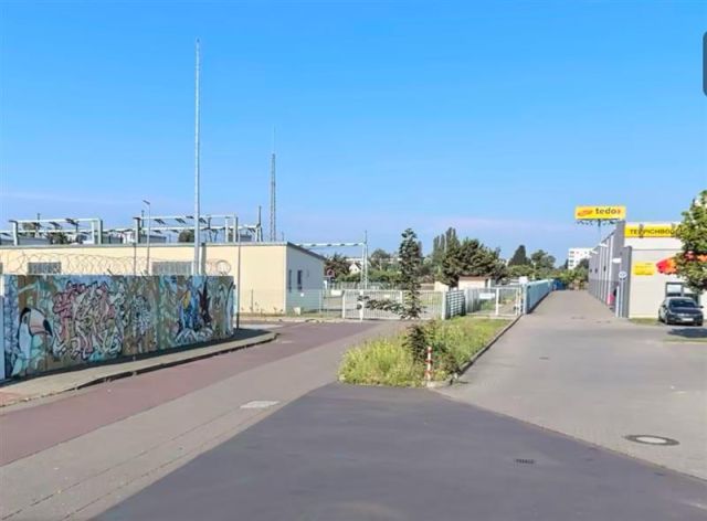Blick auf den Verkaufsgegenstand - Straßenbegleitfläche nahe des Landeskriminalamts Sachsen-Anhalt