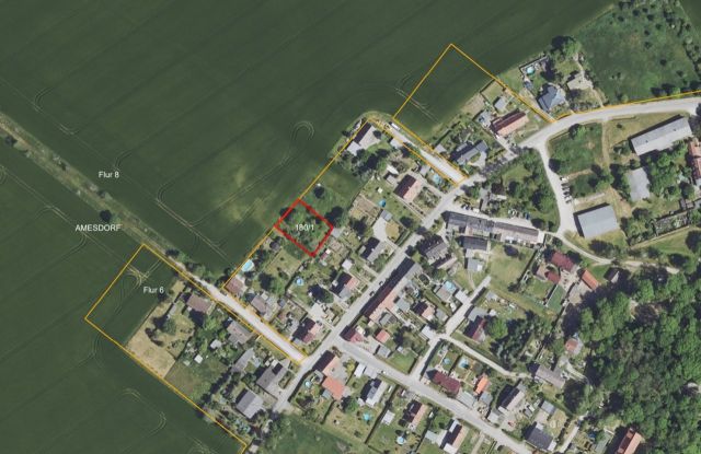 Lageskizze mit Luftbildunterlegung - Unbebaute, partiell mit Gehölzen bewachsene Grün-/Gartenfläche hinter Wohnbebauung im Salzlandkreis