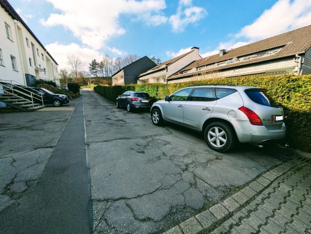 Lage des Verkaufsgegenstandes - Tlw. vertragslos genutzte Garten- und Parkplatzfläche **auch als Zuwegung und Zufahrt genutzt**