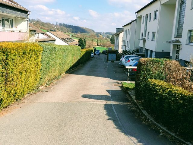 Blick auf den Verkaufsgegenstand - Tlw. vertragslos genutzte Garten- und Parkplatzfläche **auch als Zuwegung und Zufahrt genutzt**