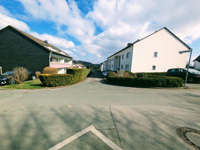 Zufahrt - Tlw. vertragslos genutzte Garten- und Parkplatzfläche **auch als Zuwegung und Zufahrt genutzt**