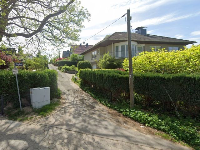 Blick in die Straße `Hügelhain` - Vertragslos genutztes Grundstück für die Zuwegungen, Zufahrten und Gartenflächen von Wohnhäusern  in Hamburg-Eißendorf