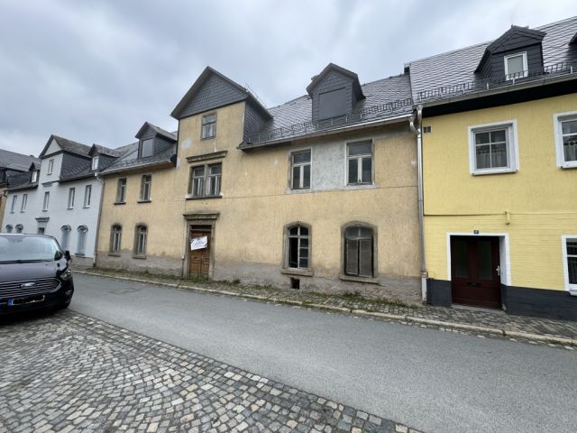 Verkaufsgegenstand - Leerstehendes Wohn- und Geschäftshaus in Hirschberg **zentrale Ortslage**