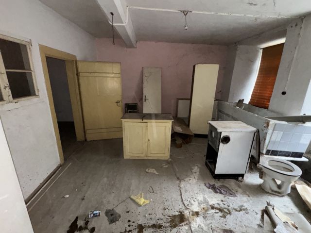 Innenansicht - Leerstehendes Wohn- und Geschäftshaus in Hirschberg **zentrale Ortslage**