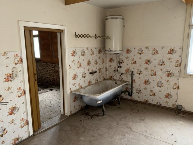 Innenansicht - Leerstehendes Wohn- und Geschäftshaus in Hirschberg **zentrale Ortslage**