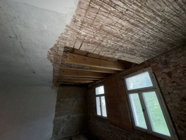 Innenansicht - Leerstehendes Wohn- und Geschäftshaus in Hirschberg **zentrale Ortslage**