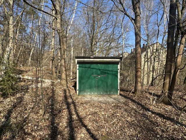 Blick auf Garage auf der Verkaufsfläche und Umgebungsbebauung - Ehemaliges Wohngebäude mit separater Garage zwischen Chemnitz und Plauen