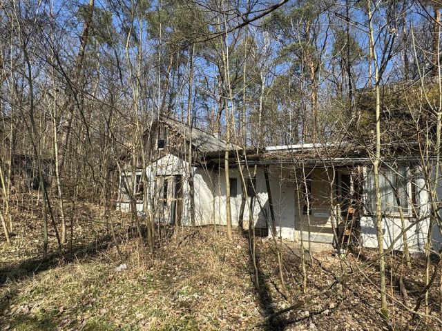 Blick auf Verkaufsobjekt und Umgebung - Ehemaliges Wohngebäude mit separater Garage zwischen Chemnitz und Plauen