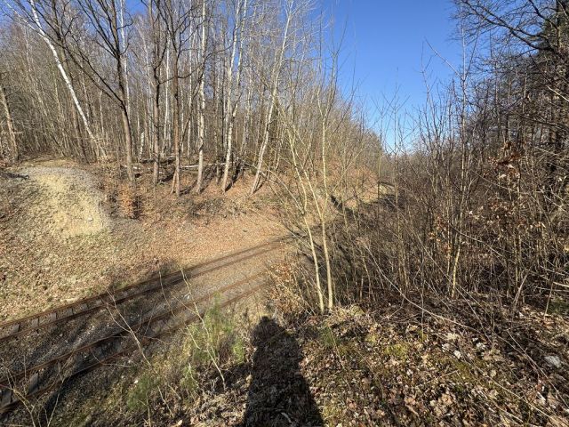 Blick auf nördlich verlaufende, tieferliegende Bahntrasse - Ehemaliges Wohngebäude mit separater Garage zwischen Chemnitz und Plauen