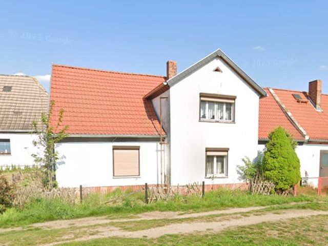 Verkaufsobjekt und Nachbarbebauung - Ruinöse Doppelhaushälfte mit Nebengebäude zwischen Magdeburg und Halle (Saale)