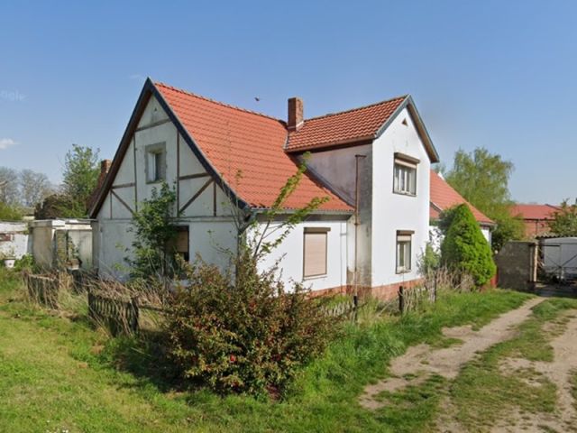 Verkaufsobjekt und Nachbarbebauung - Ruinöse Doppelhaushälfte mit Nebengebäude zwischen Magdeburg und Halle (Saale)