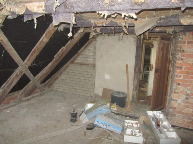 Innenansicht nicht ausgebautes DG - Ruinöse Doppelhaushälfte mit Nebengebäude zwischen Magdeburg und Halle (Saale)