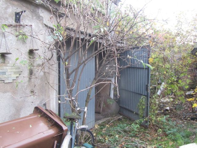 Zugang Nebengelass - Ruinöse Doppelhaushälfte mit Nebengebäude zwischen Magdeburg und Halle (Saale)