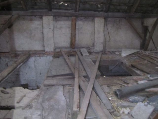 Innenansicht DG Nebengelass - eingebrochene Zwischendecke - Ruinöse Doppelhaushälfte mit Nebengebäude zwischen Magdeburg und Halle (Saale)