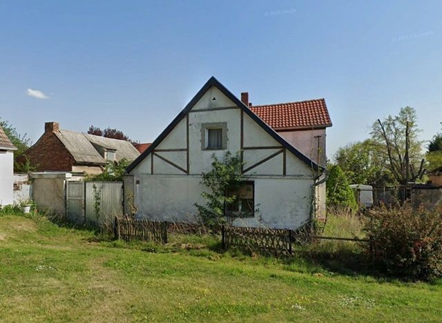 Blick auf Verkaufsobjekt und Umgebung - links Tor zum Grundstück - Ruinöse Doppelhaushälfte mit Nebengebäude zwischen Magdeburg und Halle (Saale)