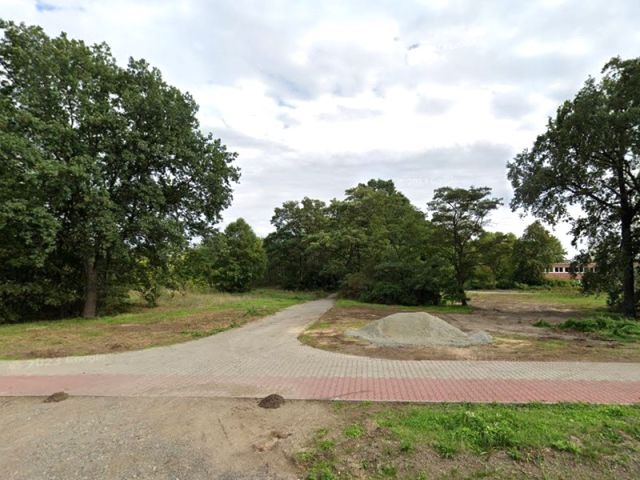Blick von der Spremberger Straße Richtung Verkaufsfläche und auf die Umgebung - Vertragsfreie, naturbelassene Freifläche in Hoyerswerda
