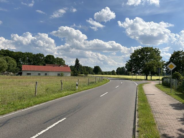 Blick auf Verkaufsfläche links und Umgebung - Baugrundstück innerhalb eines rechtskräftigen Bebauungsplanes südöstlich von Cottbus