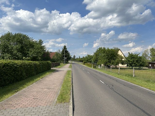 Blick auf Verkaufsfläche rechte Seite und Umgebung - Baugrundstück innerhalb eines rechtskräftigen Bebauungsplanes südöstlich von Cottbus