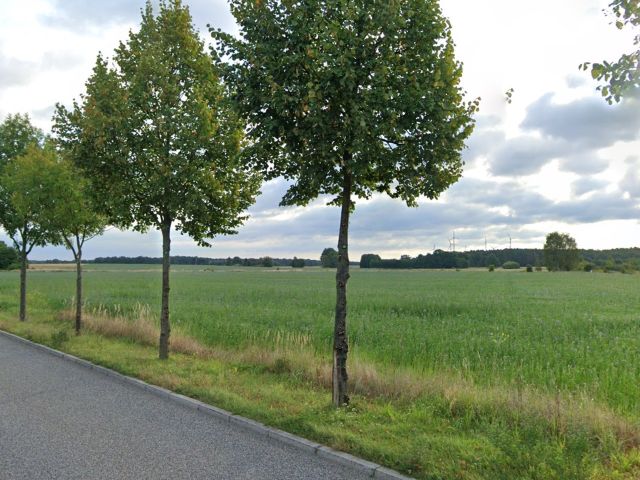 Blick aus der Umgebung Richtung Verkaufsfläche - Verpachtete Landwirtschaftsfläche/ Ackerland in Oranienburg **etwa 34 km vom Berliner Zentrum entfernt**