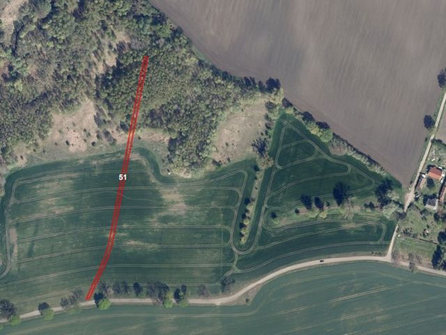 Lageskizze mit Luftbildunterlegung - Waldfläche und vertragslos genutzte Landwirtschaftsfläche **etwa 2 km von dem Baggersee & dem Schloss Gusow entfernt**