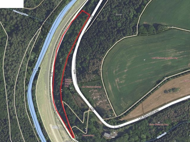 Lageskizze mit Luftbildunterlegung - Über 1,1 Hektar vertragsfreie Waldfläche **etwa 32 km nördlich vom Trierer Zentrum entfernt**