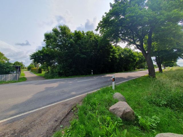 Blick auf Verkaufsfläche, Zufahrt von der Hauptstraße und Umgebung - Grundstück mit Bauvorbescheid für den Neubau eines Wohngebäudes ca. 13 km von der Hansestadt Wismar an der Ostseeküste entfernt