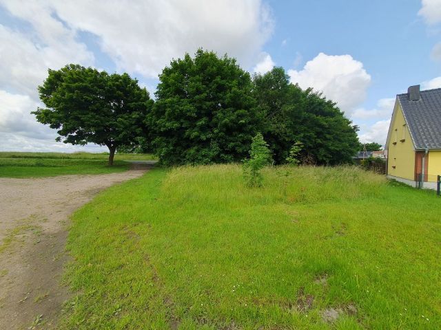 Blick auf Verkaufsfläche und Nachbarbebauung - Grundstück mit Bauvorbescheid für den Neubau eines Wohngebäudes ca. 13 km von der Hansestadt Wismar an der Ostseeküste entfernt