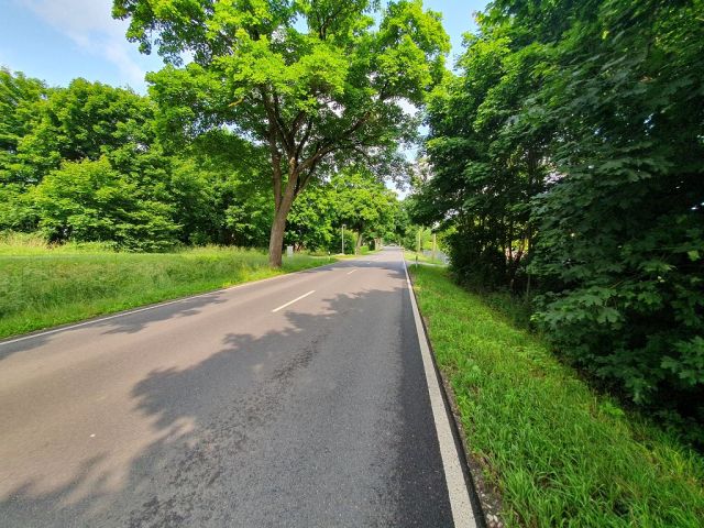 Straßenansicht und Blick auf Umgebung - Verkaufsfläche rechte Seite - Grundstück mit Bauvorbescheid für den Neubau eines Wohngebäudes ca. 13 km von der Hansestadt Wismar an der Ostseeküste entfernt