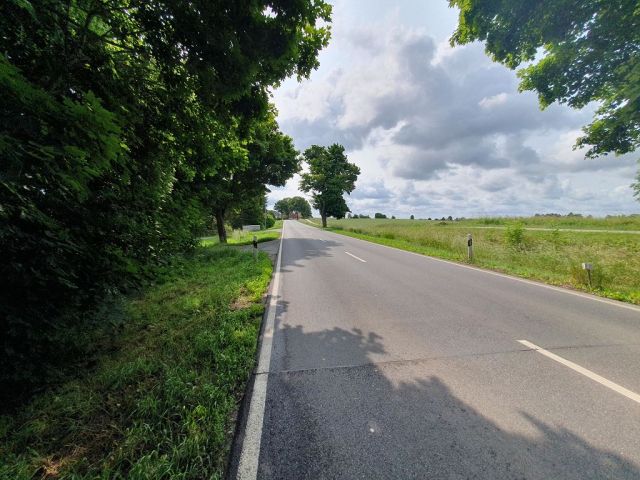 Straßenansicht und Blick auf Umgebung - Verkaufsfläche linke Seite - Grundstück mit Bauvorbescheid für den Neubau eines Wohngebäudes ca. 13 km von der Hansestadt Wismar an der Ostseeküste entfernt