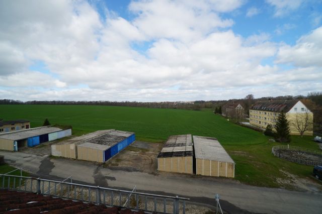 Blick vom Verkaufsobjekt in die Umgebung - Aufnahme aus 2021 - Vermietete 2-Zimmer-DG-Eigentumswohnung ca. 10 km westlich von Altenburg