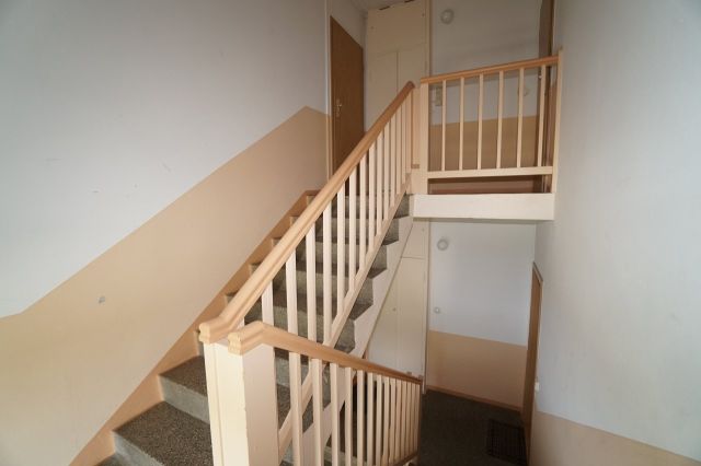 Treppenhaus - Aufnahme aus 2021 - Vermietete 2-Zimmer-DG-Eigentumswohnung ca. 10 km westlich von Altenburg