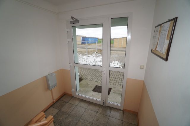 Hauseingang - Aufnahme aus 2021 - Vermietete 2-Zimmer-DG-Eigentumswohnung ca. 10 km westlich von Altenburg