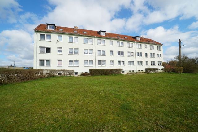 Blick auf das Mehrfamilienhaus Lange Straße 8a, 8b und 8c - Aufnahme aus 2021 - Vermietete 2-Zimmer-DG-Eigentumswohnung ca. 10 km westlich von Altenburg