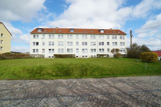 Blick auf das Mehrfamilienhaus Lange Straße 8a, 8b und 8c - Aufnahme aus 2021 - Vermietete 2-Zimmer-DG-Eigentumswohnung ca. 10 km westlich von Altenburg