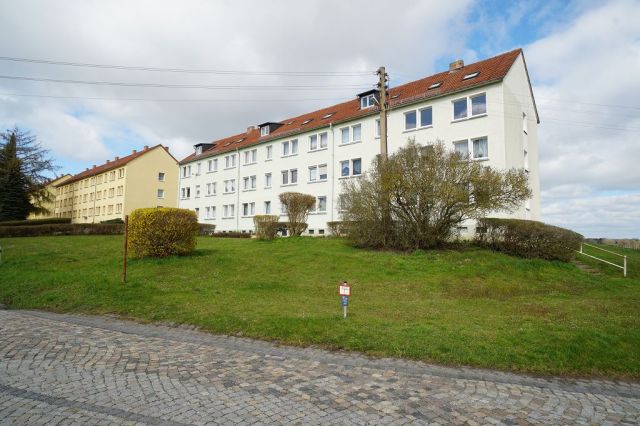 Blick auf das Mehrfamilienhaus Lange Straße 8a, 8b und 8c und Umgebung - Aufnahme aus 2021 - Vermietete 2-Zimmer-DG-Eigentumswohnung ca. 10 km westlich von Altenburg