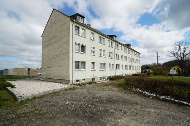 Blick auf das Mehrfamilienhaus Lange Straße 8a, 8b und 8c - Aufnahme aus 2021 - Vermietete 2-Zimmer-DG-Eigentumswohnung ca. 10 km westlich von Altenburg