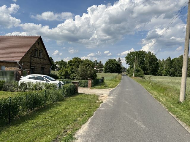 Blick in die Straße, Verkaufsfläche rechts - Grundstück ggü. einem Wohnhaus *lt. Veräußerer Innenbereich gem. §34 BauGB* etwa 34 km vom Cottbuser Zentrum entfernt