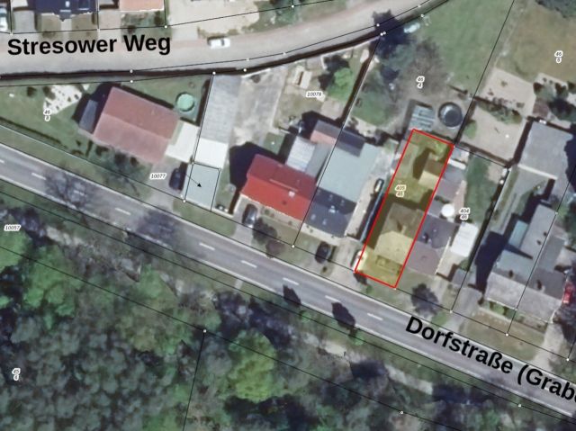Lageskizze mit Luftbildunterlegung - Leerstehende Doppelhaushälfte mit Nebengebäude und Unterstand **etwa 40 km vom Magdeburger Zentrum entfernt**