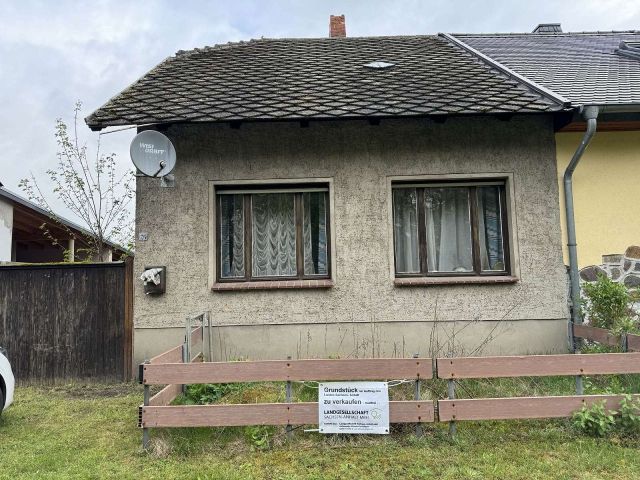 Blick auf den Verkaufsgegenstand - Leerstehende Doppelhaushälfte mit Nebengebäude und Unterstand **etwa 40 km vom Magdeburger Zentrum entfernt**