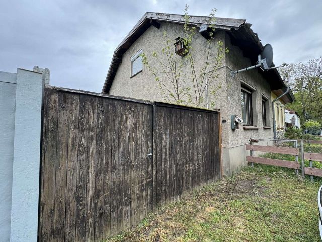 Wohnhaus mit Grundstückszufahrt - Leerstehende Doppelhaushälfte mit Nebengebäude und Unterstand **etwa 40 km vom Magdeburger Zentrum entfernt**